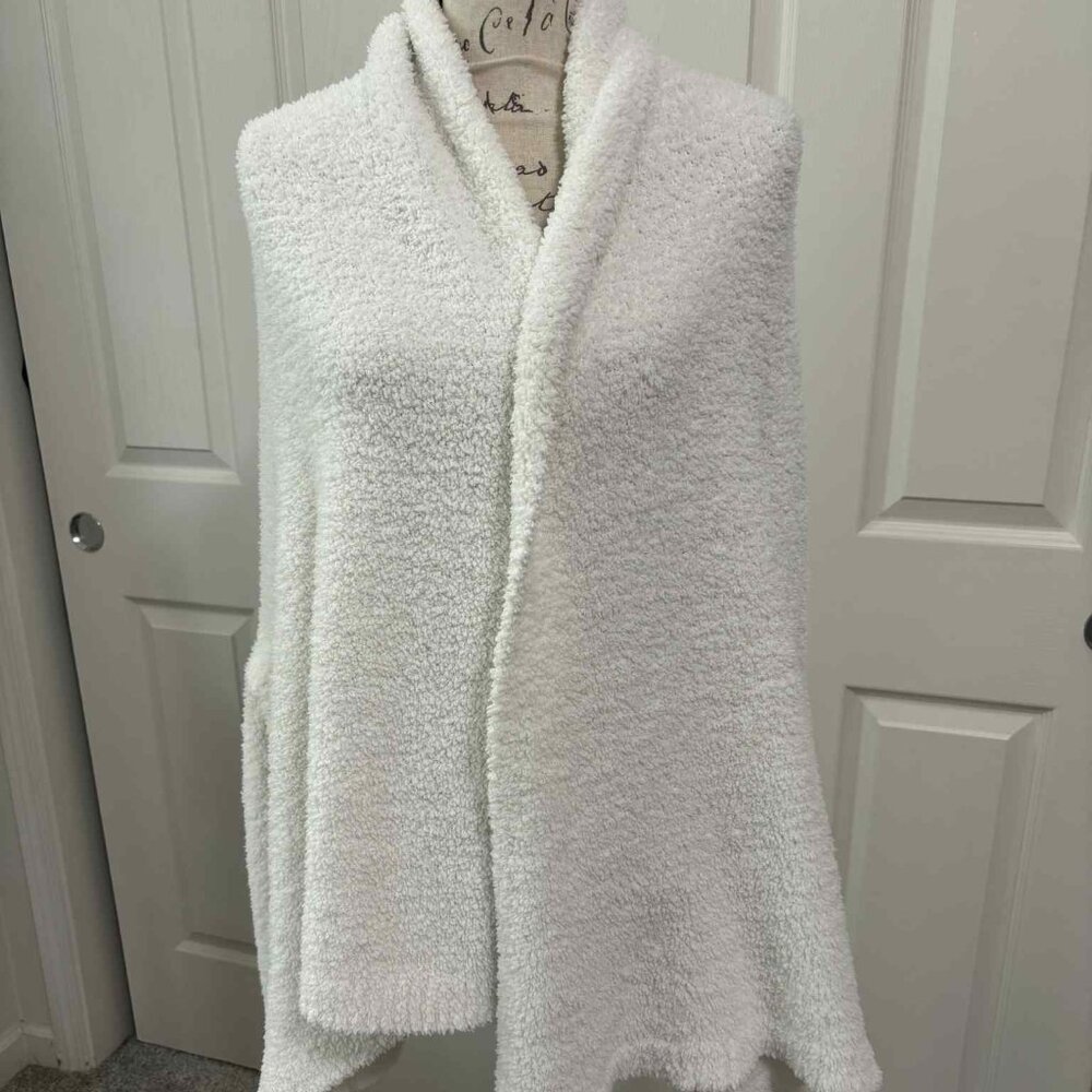 Women's Like New White Wrap for Breastfeeding with Pocket Holes for your Arms OS